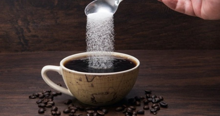Studimi i ri, ata që e pinë kafen me sheqer, jetojnë më gjatë