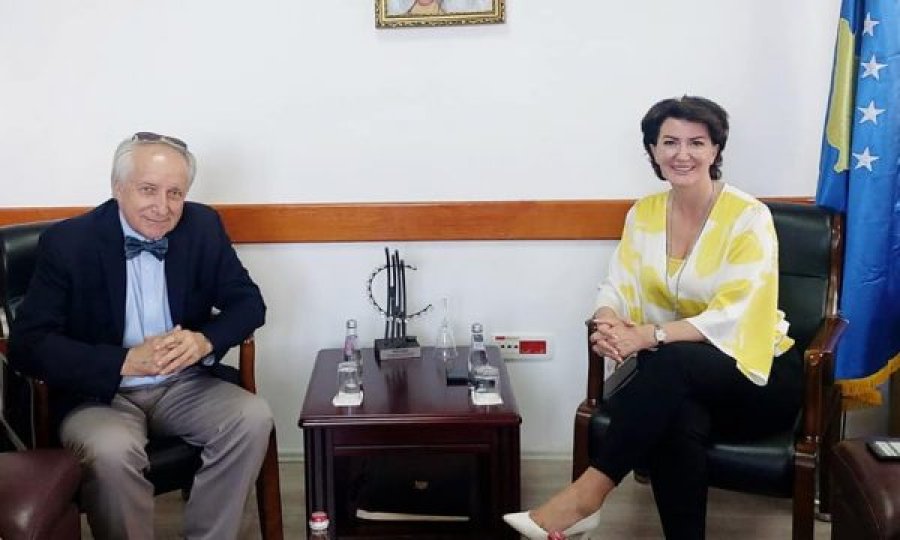 Latifi vazhdon të na çudis me takime të parëndësishme – takon Atifete Jahjagën