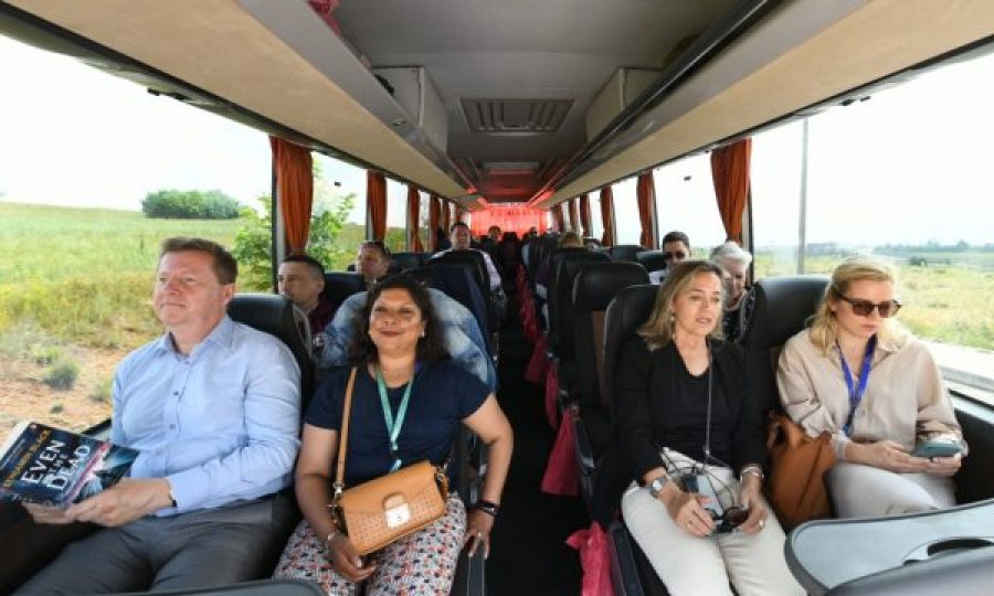 Shefi i BE-së dhe disa ambasadorë dalin me autobus për ta vizituar “Kosovën Jugore”