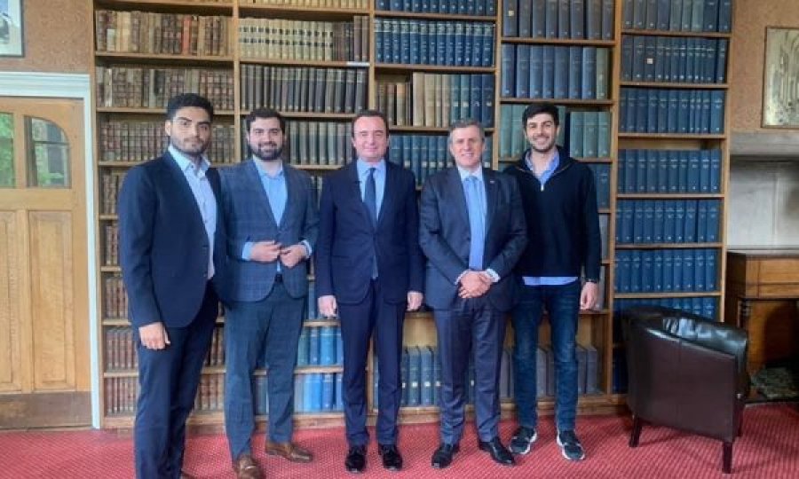 Studenti kosovar në Oxford e ‘çon’ në qiell Kurtin