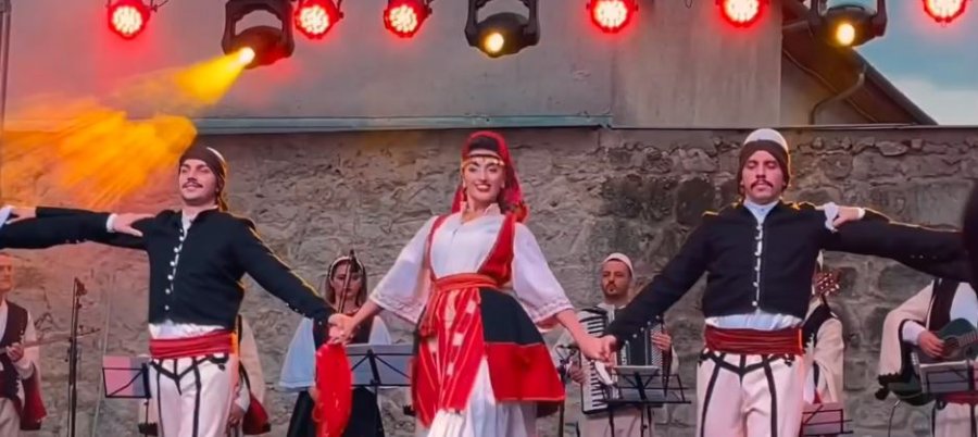 Laramani programi e ngjyrash kombëtare në prezantimin e tretë të ansamblit shqiptar në “Duna Carneval” në Budapest