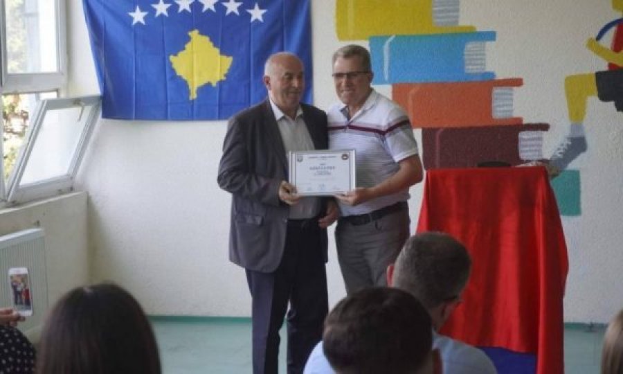 Gjimnazi i Kamenicës i ndan mirënjohje profesorit Sabri Morina me rastin e pensionimit