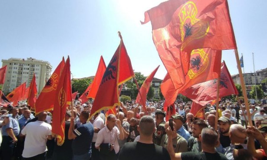 Protesta e veteranëve, dy policë të lënduar- njëri u godit me mjet të fortë në kokë