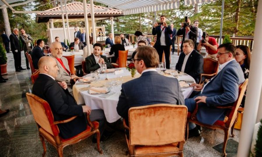 Darka në Ohër, Soros në tavolinë me Ramën, Vuçiqin, Abazoviqin e Kovaçevskin