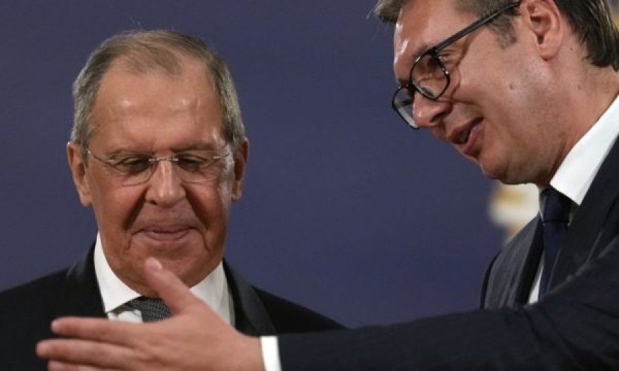 Gazeta gjermane: Serbia po largohet me kujdes nga 'vëllai'