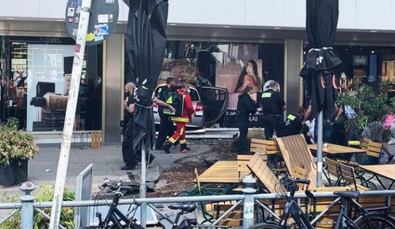 Berlin: Vetura hyri në turmën e njerëzve, një i vdekur dhe 30 të lënduar