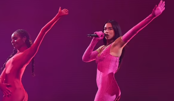 Dua Lipa ‘ndez’ Portugalinë, artistja shfaqet me veshjen ikonike të turit të saj