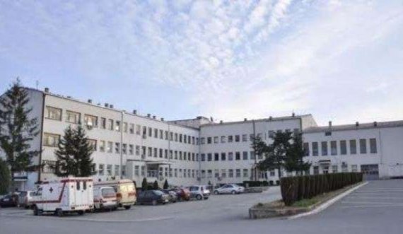 Terrorizohen studentët e profesorët në kolegjin privat në Gjilan, një person hyn dhe thyen çka t’i del përpara