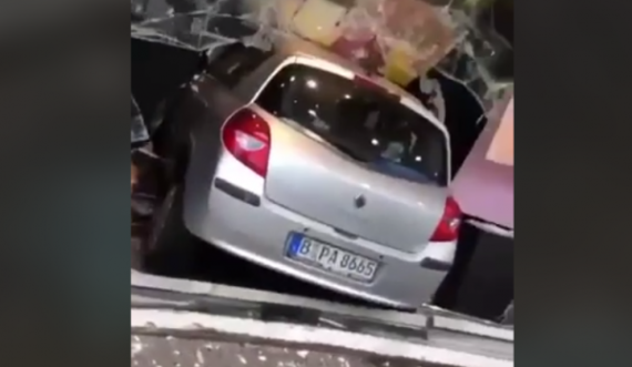 Vetura që goditi këmbësorët ku mbeti një i vdekur