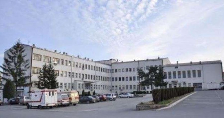 Terrorizohen studentët e profesorët në kolegjin privat në Gjilan, një person hyn dhe thyen çka t’i del përpara