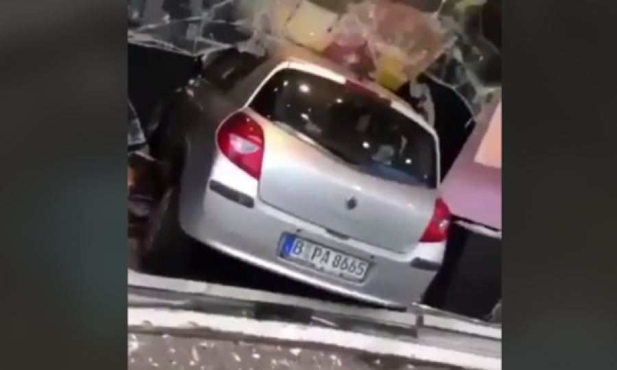 Vetura që goditi këmbësorët ku mbeti një i vdekur