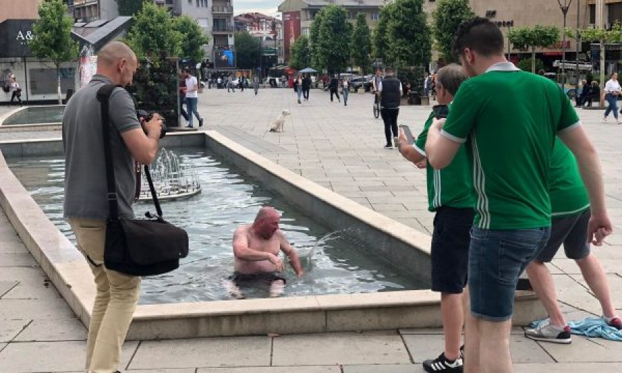 Tifozi i Irlandës Veriore freskohet në njërën nga fontanat e Prishtinës