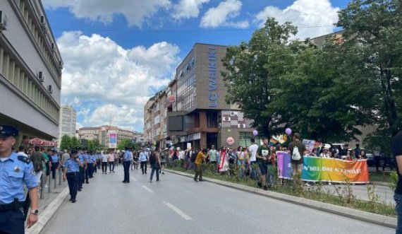 Parada e Krenarisë, hidhen mjete piroteknike në drejtim të marshuesve