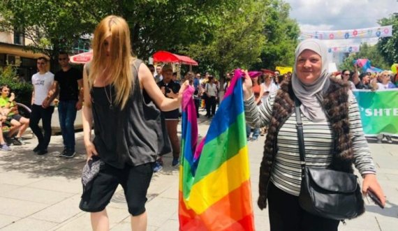 Gruaja me shami në paradën e Krenarisë: Po ta dija nuk do të dilja