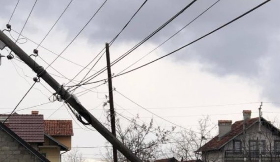 Erërat e forta rrëzojnë shtyllën elektrike në oborrin e një shtëpie në Suharekë, 60-vjeçari e pret me sëpatë