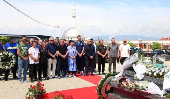 Krerët e FFK-së dhe lojtarët e Kombëtares bënë homazhe te varri i legjendës Fadil Vokrri