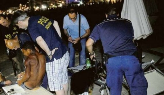 Përleshje në plazh, nigeriani kafshon dhe gëlltit gishtin e shqiptarit