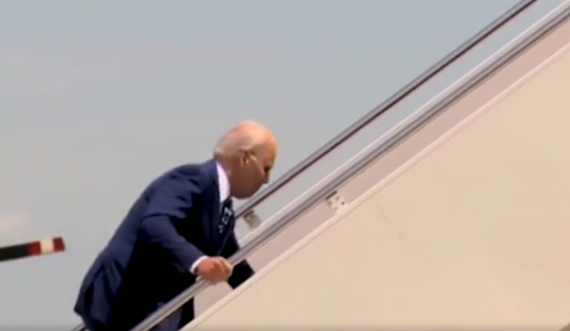  Biden për pak rrëzohet në shkallët e avionit