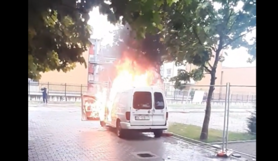 Digjet një veturë para Stacionit të Autobusëve