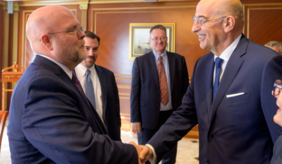 Ambasadori amerikan e falënderon ministrin grek për vizitën në Kosovë