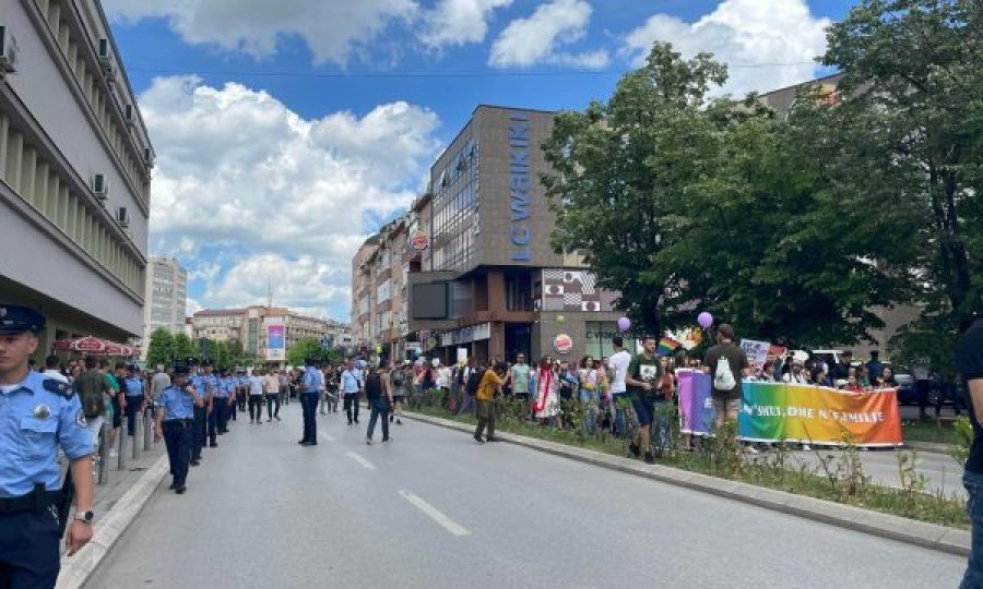 Parada e Krenarisë, hidhen mjete piroteknike në drejtim të marshuesve