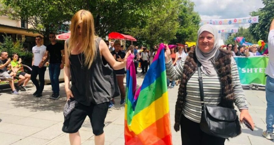 Gruaja me shami në paradën e Krenarisë: Po ta dija nuk do të dilja