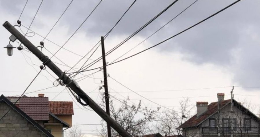 Erërat e forta rrëzojnë shtyllën elektrike në oborrin e një shtëpie në Suharekë, 60-vjeçari e pret me sëpatë