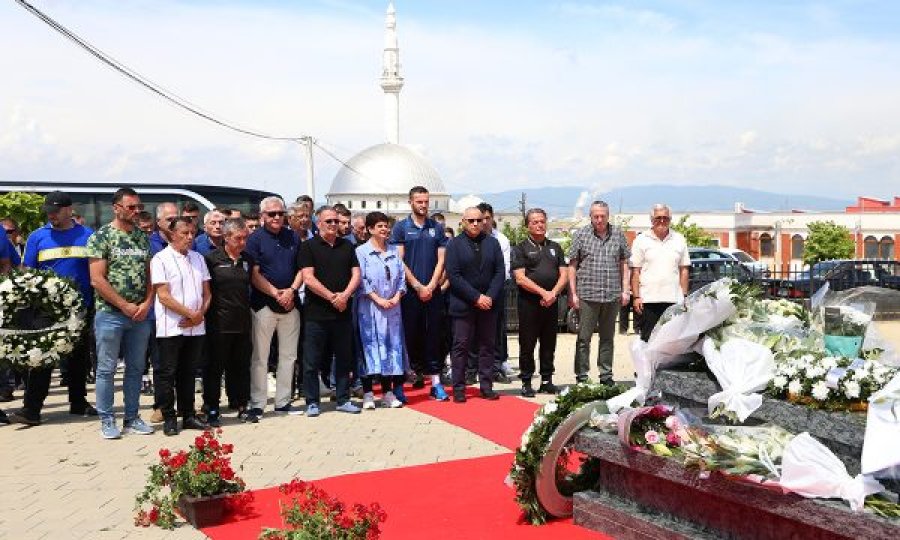 Krerët e FFK-së dhe lojtarët e Kombëtares bënë homazhe te varri i legjendës Fadil Vokrri