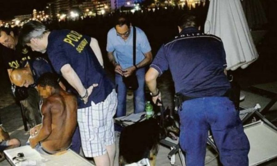 Përleshje në plazh, nigeriani kafshon dhe gëlltit gishtin e shqiptarit