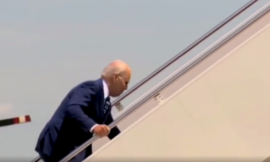  Biden për pak rrëzohet në shkallët e avionit