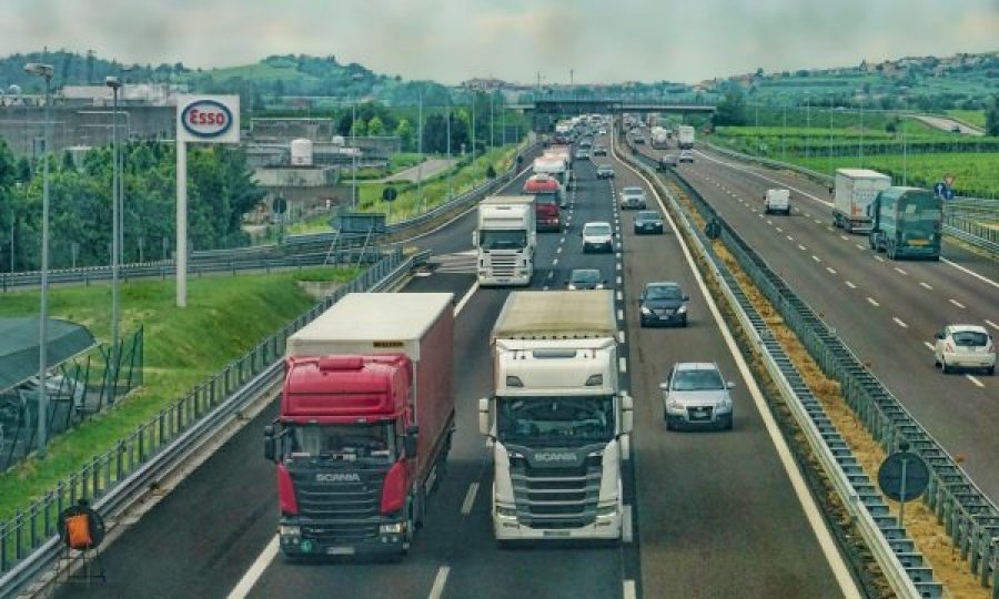 Kosovari bllokon autostradën në Austri, voziti në korsinë e kundërt