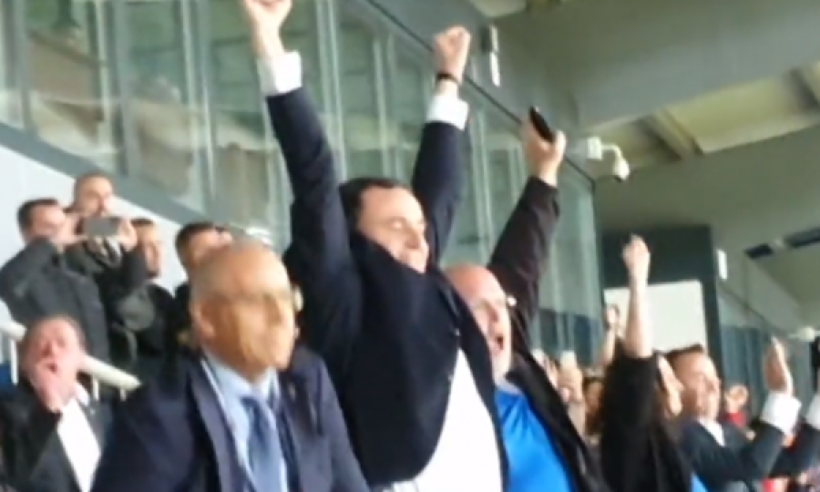Momenti kur kryeministri Kurti “shpërtheu” në festë pas golit të Kosovës