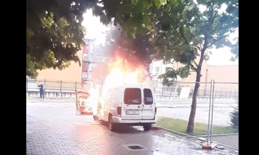 Digjet një veturë para Stacionit të Autobusëve