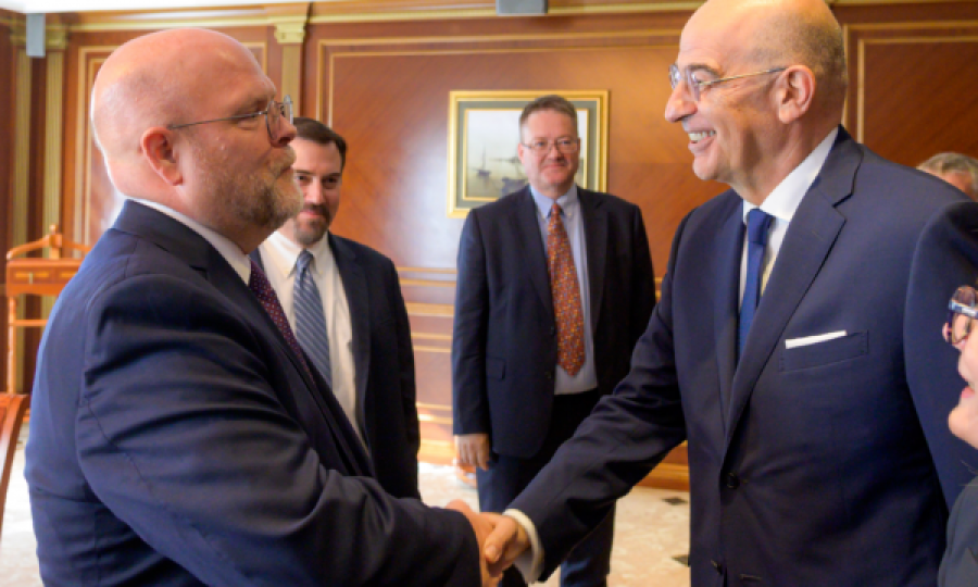 Ambasadori amerikan e falënderon ministrin grek për vizitën në Kosovë