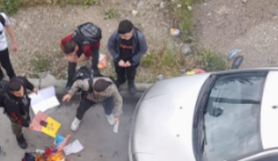 Akt i shëmtuar, nxënësit djegin libra në mes të rrugës në Prishtinë