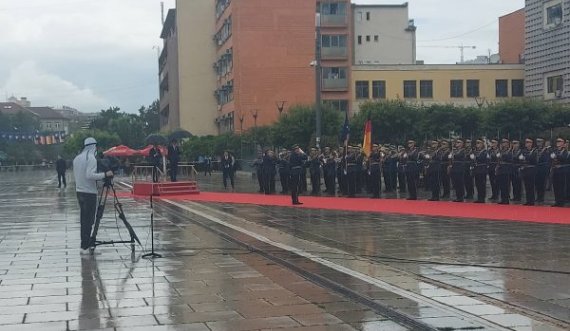 Scholz në Prishtinë, Kurti e pret me nderime të larta shtetërore