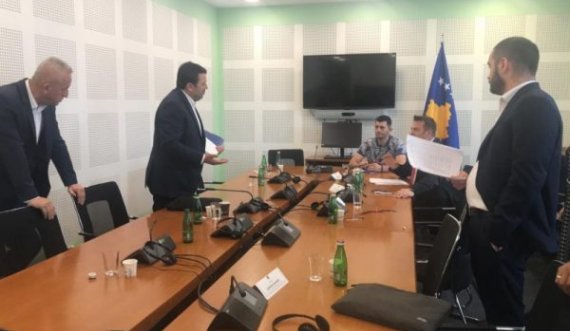 Hajdar Beqa përplaset me Armend Mujën në Komision: Bëhu më serioz