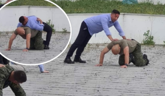 Ministri Mehaj i 'hipë' një ushtari në shpinë