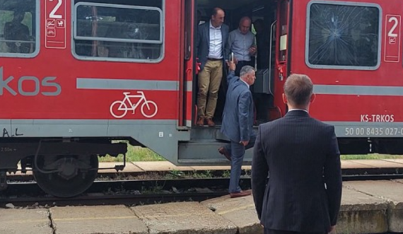 Aliu dhe shefi i BE-së në Kosovë udhëtojnë me tren
