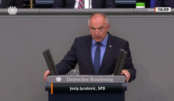 Deputeti gjerman e përsërit thënjen për Vuçiqin: S’mund të ulesh në dy karrige