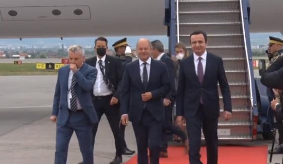 Kancelari Scholz arrin në Prishtinë, pritet në aeroport nga kryeministri Kurti