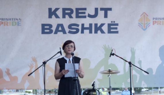 Fjalimi emocionues i gruas kosovare: Jam një nanë krenare e djalit tem ‘gay’