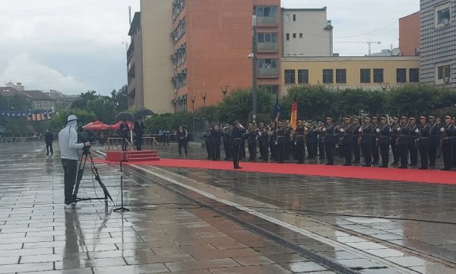 Scholz në Prishtinë, Kurti e pret me nderime të larta shtetërore