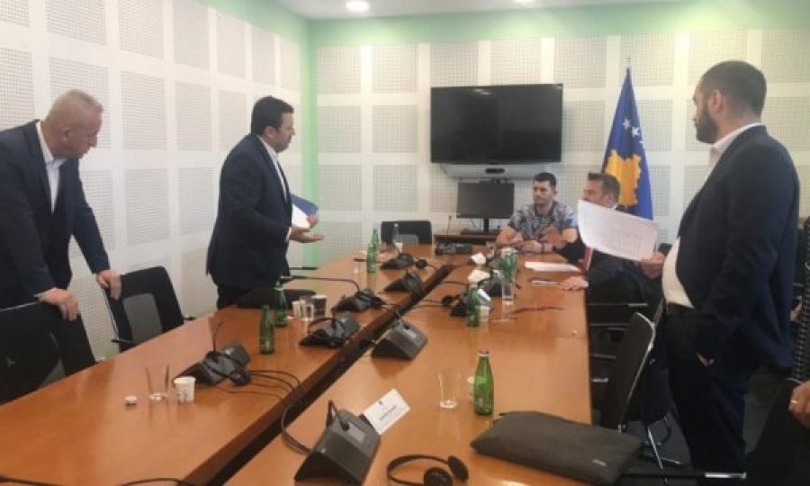 Hajdar Beqa përplaset me Armend Mujën në Komision: Bëhu më serioz