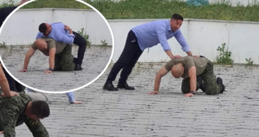 Ministri Mehaj i 'hipë' një ushtari në shpinë