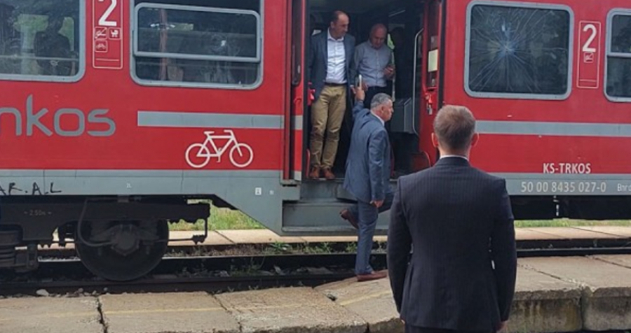 Aliu dhe shefi i BE-së në Kosovë udhëtojnë me tren