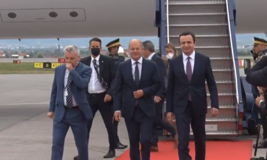 Kancelari Scholz arrin në Prishtinë, pritet në aeroport nga kryeministri Kurti