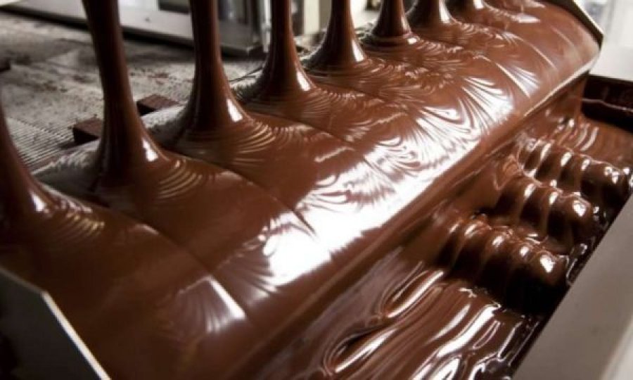 Dy persona bien në një rezervuar të mbushur me çokollatë