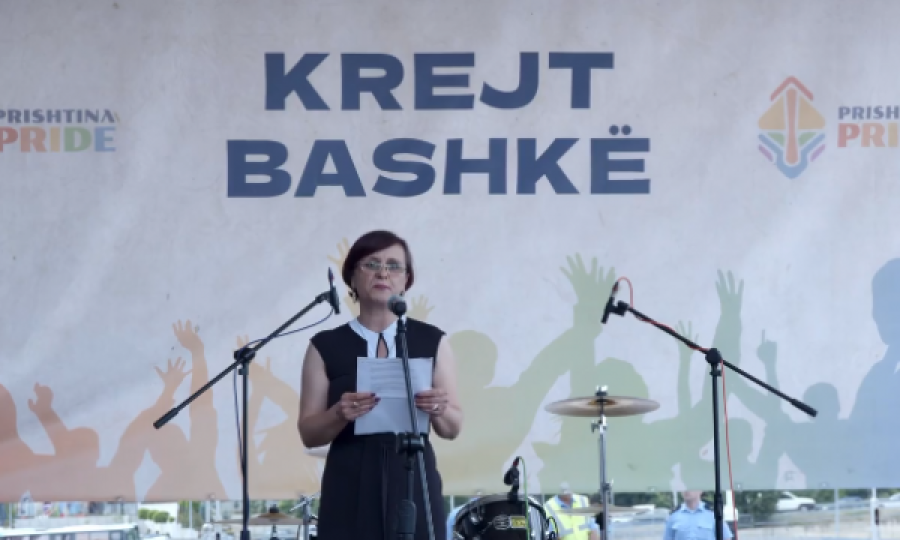 Fjalimi emocionues i gruas kosovare: Jam një nanë krenare e djalit tem ‘gay’