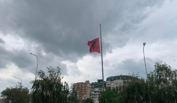 Në Prishtinë i rrisin flamujt kombëtarë, zvogëlojnë bashkëpunimin me Shqipërinë